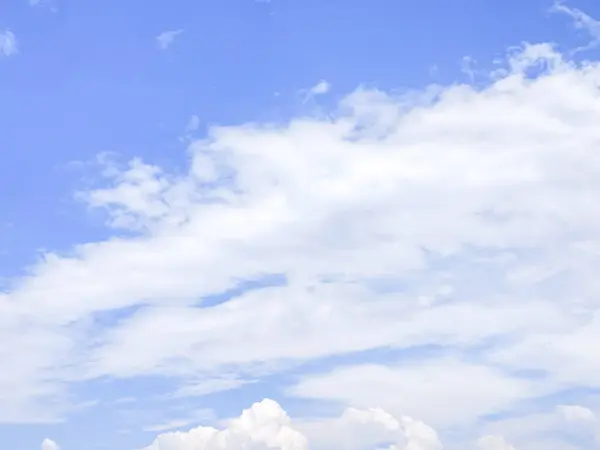 Minimum stil arkaplan resmi, açık gökyüzü, birkaç yüzen bulut, güzel ve doğal.