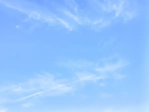 Minimum stil arkaplan resmi, açık gökyüzü, birkaç yüzen bulut, güzel ve doğal.