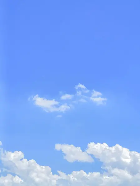 Minimum stil arkaplan resmi, açık gökyüzü, birkaç yüzen bulut, güzel ve doğal.