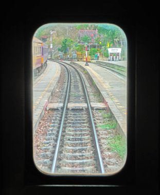 12 Nisan 2025 Lamphun, Tayland. Kuhn Tan Tren İstasyonu 'nun penceresinden bak. Güzel atmosfer. Demiryolu tüneli ziyaret etmek için heyecan verici bir yerdir..