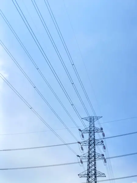 Birbirine bağlı elektrik hatları ve direklerin minimalist fotoğraflanması güzel bir görüntü yaratır..