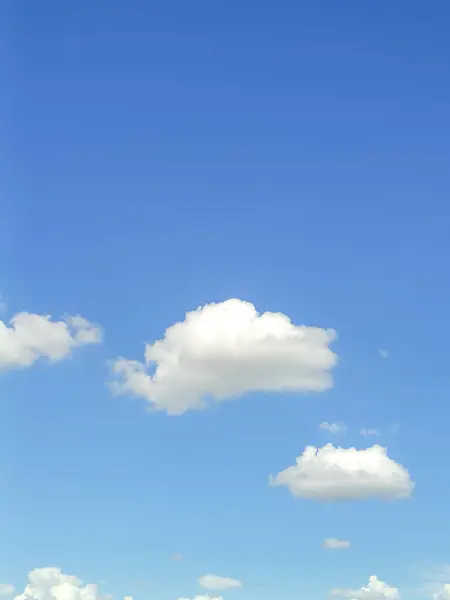 Bulutlu mavi gökyüzü