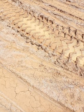 Çamurlu zemindeki lastik izleri çok güzel minimalist görüntüler ve desenler yaratıyor..