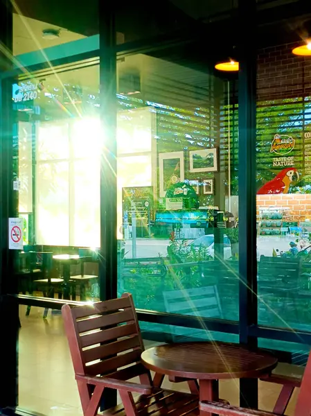 31 Mayıs 2025 Lamphun, Tayland. Sıcak ve güzel bir atmosfer. Akşamları günbatımı Amazon kafesinde parlıyor..