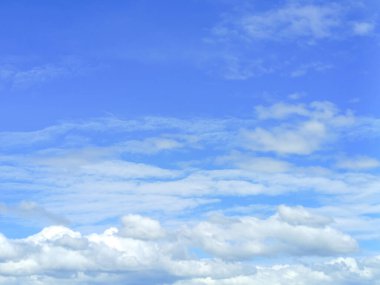 Beyaz bulutlu mavi gökyüzü arkaplanı