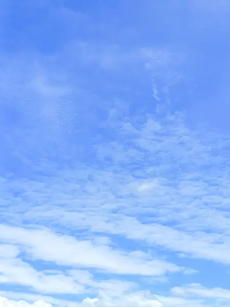 Beyaz bulutlu mavi gökyüzü arkaplanı