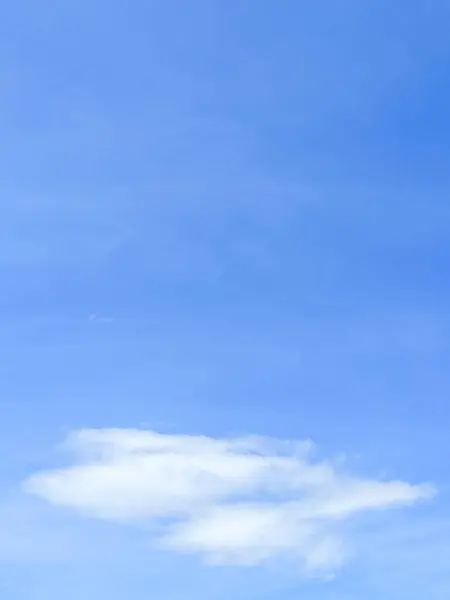 Küçük bulutlu mavi gökyüzü arkaplanı