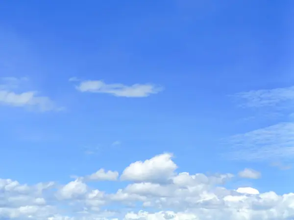 Mavi gökyüzünde beyaz kümülüs bulutları, doğal arkaplan