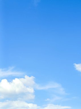 Mavi gökyüzünde beyaz bulutlar Minimalist tarzı fotoğrafçılık. Basit ama güzel ve doğal. Metin için yer var..
