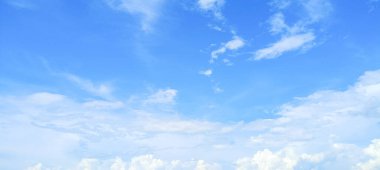 Beyaz bulutlu mavi gökyüzü arkaplanı