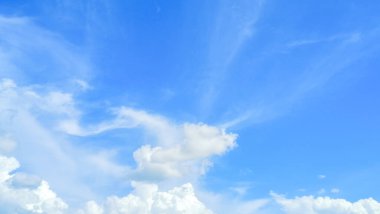 Mavi gökyüzünde beyaz bulutlar.