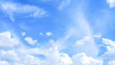 Mavi gökyüzünde güzel beyaz bulutlar