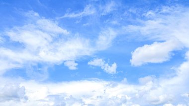 Mavi gökyüzünde beyaz bulutlar.