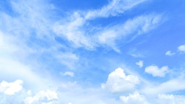 Beyaz bulutlu mavi gökyüzü