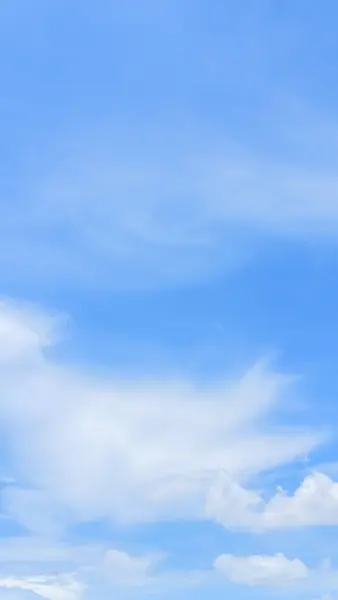 Mavi gökyüzü beyaz bulut arkaplanı. Gökyüzü ve bulutlar öğleden sonra.