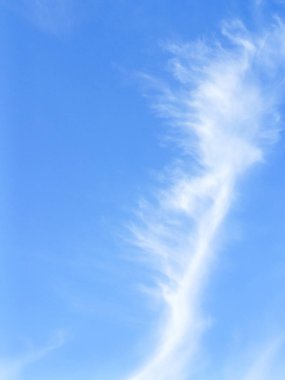 Beyaz bulutlu mavi gökyüzü.