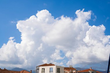 Mavi gökyüzüne karşı büyük beyaz bulutlar. Gökyüzündeki pamuk gibi büyük bulutlar.