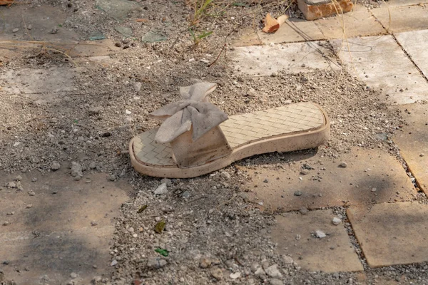 Sandalias Beige Mujer Tiradas Como Basura Suelo Zapatos Mujer Usados — Foto de Stock