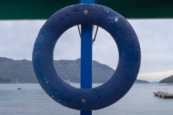 Ein Blauer Rettungsring Hängt Einem Metallträger Hafen Rettungsausrüstung Werkzeuge Zur — Stockfoto