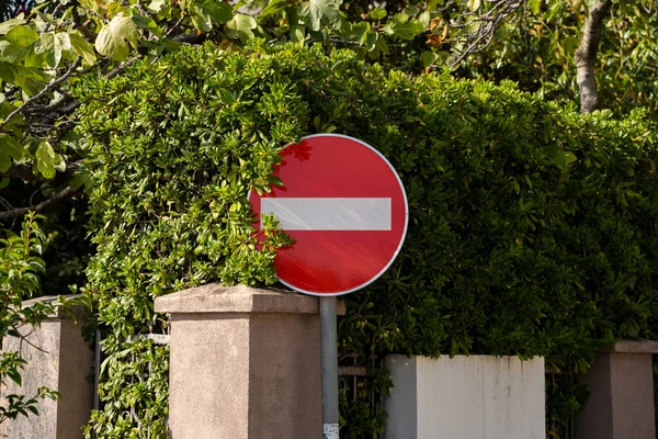 Круглый Кирпичный Знак Красный Фоне Зеленой Травы Дорожные Знаки Регулирующие — стоковое фото