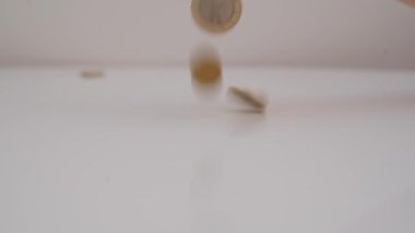 Avro sikkelerinin yakın çekimleri beyaz arka planda gökyüzünden dağılıyor. Dindarlık için bir metafor..