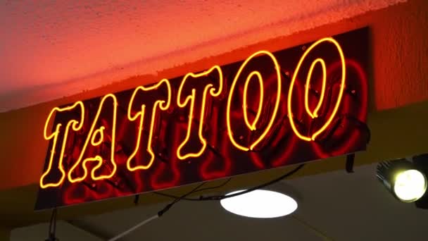 Czerwony Śpiewa Salonie Tatuażu Neonem Którym Tatuaż Jest Napisany Zoom — Wideo stockowe