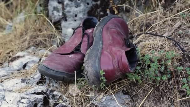 Zbliżenie Podartych Skórzanych Butów Wyrzuconych Ulicę Ludzkie Śmieci Zanieczyszczają Przyrodę — Wideo stockowe