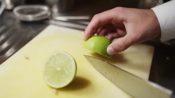 Barman Bliska Kroi Dojrzałą Limonkę Białej Tablicy Kuchennej Kuchni Mojito — Wideo stockowe