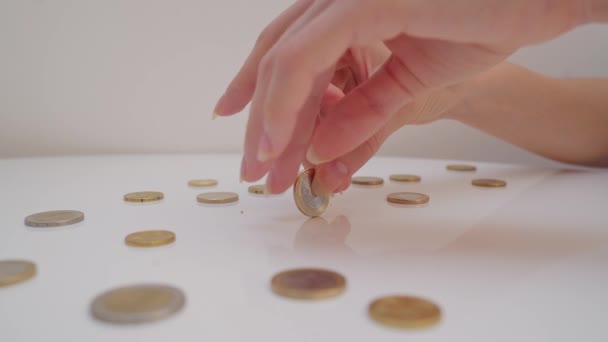 Detail Dívka Ruka Otočila Eurominci Bílém Stole Bílém Pozadí Kroucení — Stock video