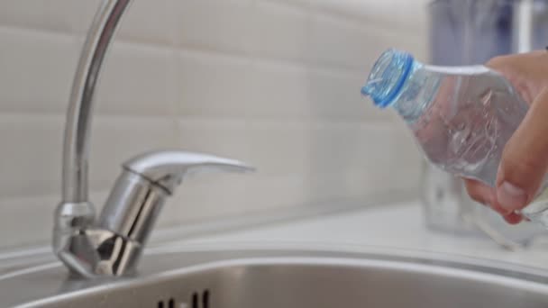 Sebuah Close Dari Tangan Manusia Menuangkan Air Dari Botol Plastik — Stok Video