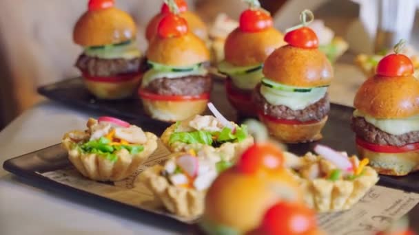 Közelkép Különböző Snack Hússal Zöldségekkel Gyógynövényekkel Hamburgerekkel Canapes Étterem Snack — Stock videók