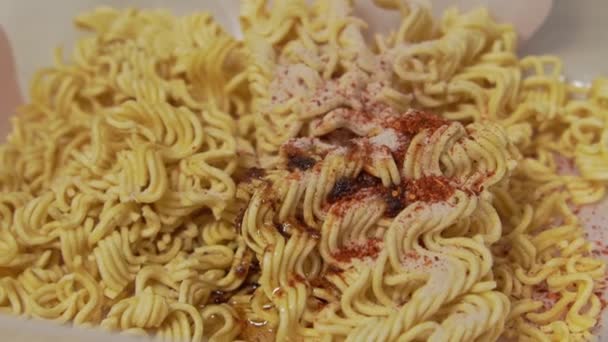 Close Pours Instant Noodles Seasonings Hot Water Brewed Can Eaten — Stock Video