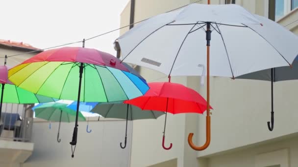 Gros Plans Parasols Colorés Suspendus Dans Une Ruelle Ville Pendant — Video