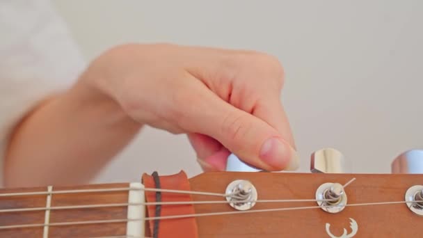 Yakın Plan Kız Akustik Gitarı Akort Etmeyi Öğreniyor Bir Kadının — Stok video