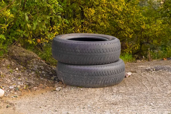 Şehirdeki yollardaki metal çöplükler her türlü çöple doludur. İnsan kirliliği. Atık ve atıkları yaralamak ve geri dönüştürmek için belirlenmiş alanlar.