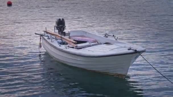 Rıhtımda Üstünde Yüzen Dalgalarda Yüzen Yan Manzaralı Eski Bir Teknenin — Stok video