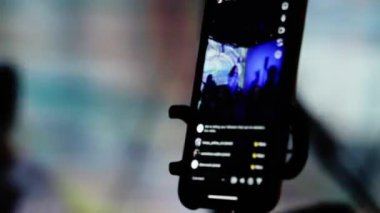 Adam konserde canlı yayın yapıyor ve konserde dans eden bir kızı telefonuyla vuruyor.. 