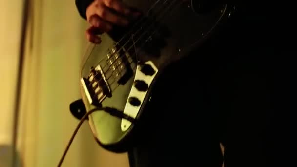 Guitarrista Masculino Pulou Tocou Baixo Elétrico Concerto Rock Clube Vermelho — Vídeo de Stock