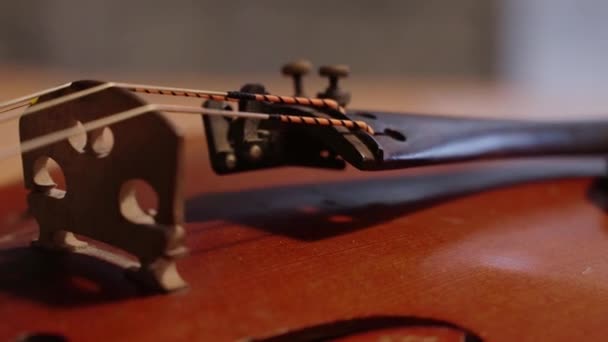 Geige Liegt Auf Dem Notenblatt Auf Dem Tisch Close Streichinstrumente — Stockvideo