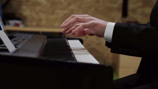 Мужчины Пианисты Играют Нежную Канцелярскую Музыку Красивом Рояле Одной Рукой — стоковое видео