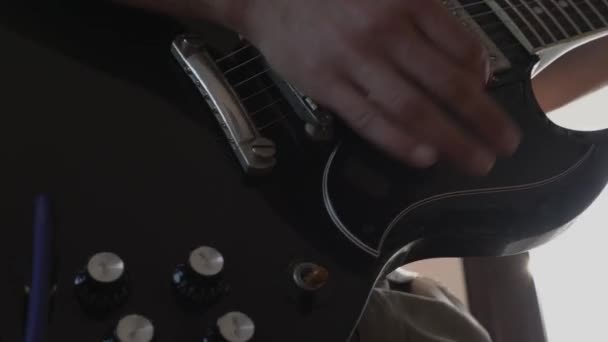 Musiker Mit Gitarre Nahaufnahme Finger Hals Farbe Gebrochen Rock Blues — Stockvideo
