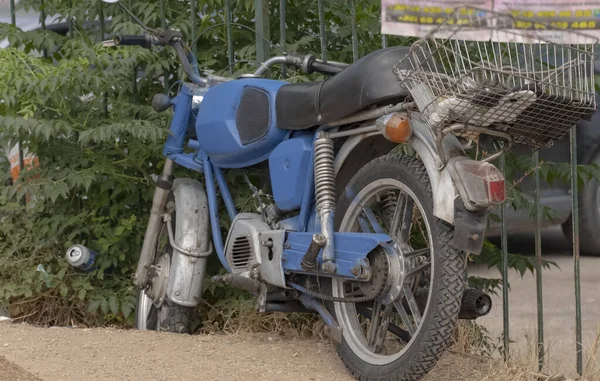 Ein Altes Verlassenes Blaues Motorrad Das Der Besitzer Auf Der — Stockfoto