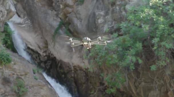 Quadcopter Lata Kręci Filmy Tle Lasu Dużego Wodospadu — Wideo stockowe