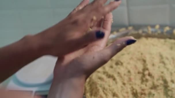 Primer Plano Las Mujeres Pedos Molde Bolas Falafel Cocina Sobre — Vídeo de stock