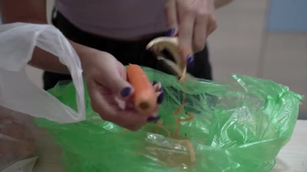 Крупный План Женской Руки Очищает Морковь Грязи Специальным Чистящим Ножом — стоковое видео