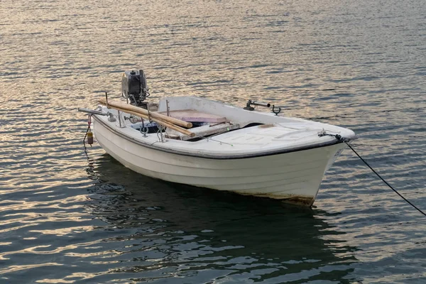 Boog Van Een Oude Boot Met Schilferende Verf Die Drijft — Stockfoto