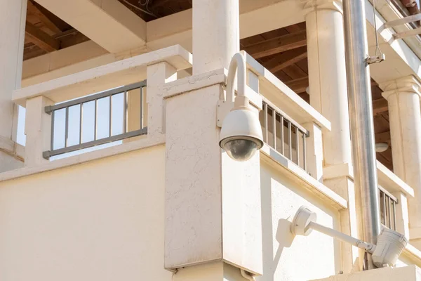 Binanın duvarında beyaz CCTV kameraları var.