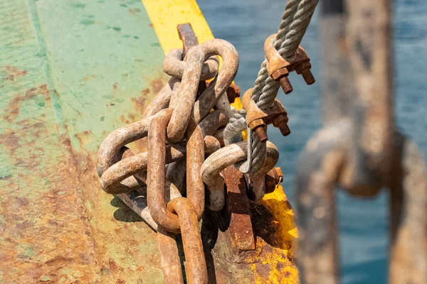 Nahaufnahme Von Metallketten Rostig Aus Salzwasser Einem Fischerboot Befestigt Rostige — Stockfoto