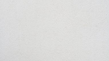 Beyaz duvarın dokusu macunla boyanmış.