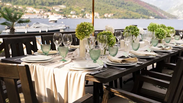 stock image Close-up of a decorated table and a white plate and cutlery. Large table setting for a wedding or birthday.